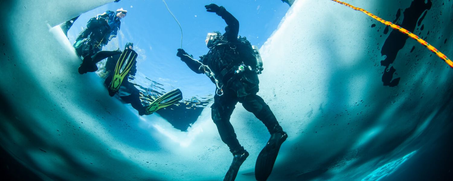 Kurz přístrojového potápění ID – potápěč pod ledem